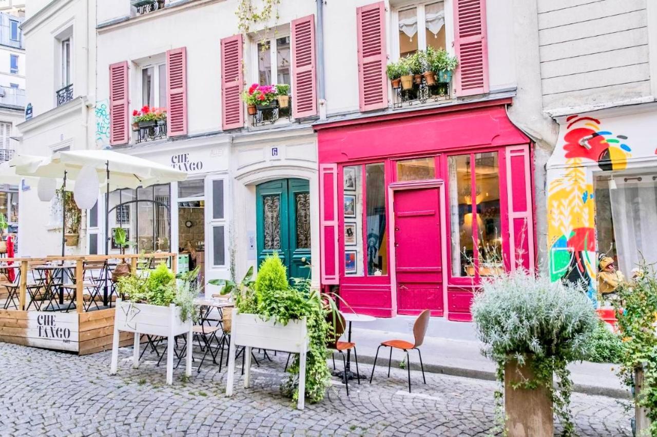 Amelie Poulain In Heart Of Montmartre