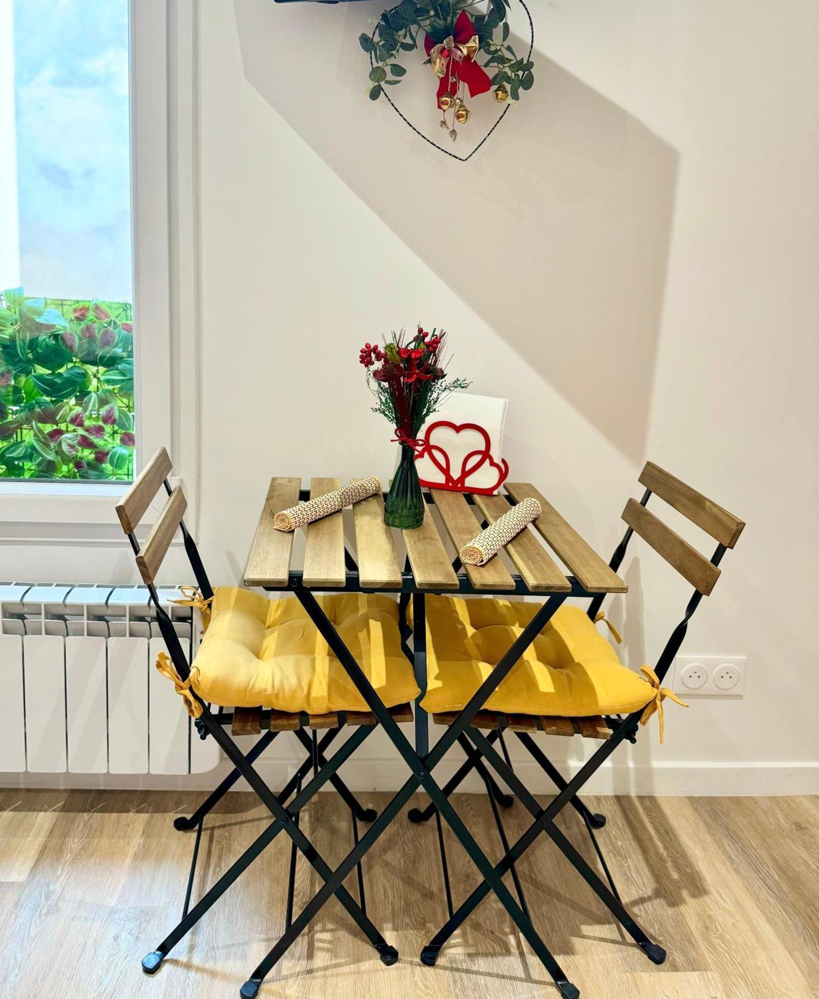 Amelie Poulain In Heart Of Montmartre Apartment Paris